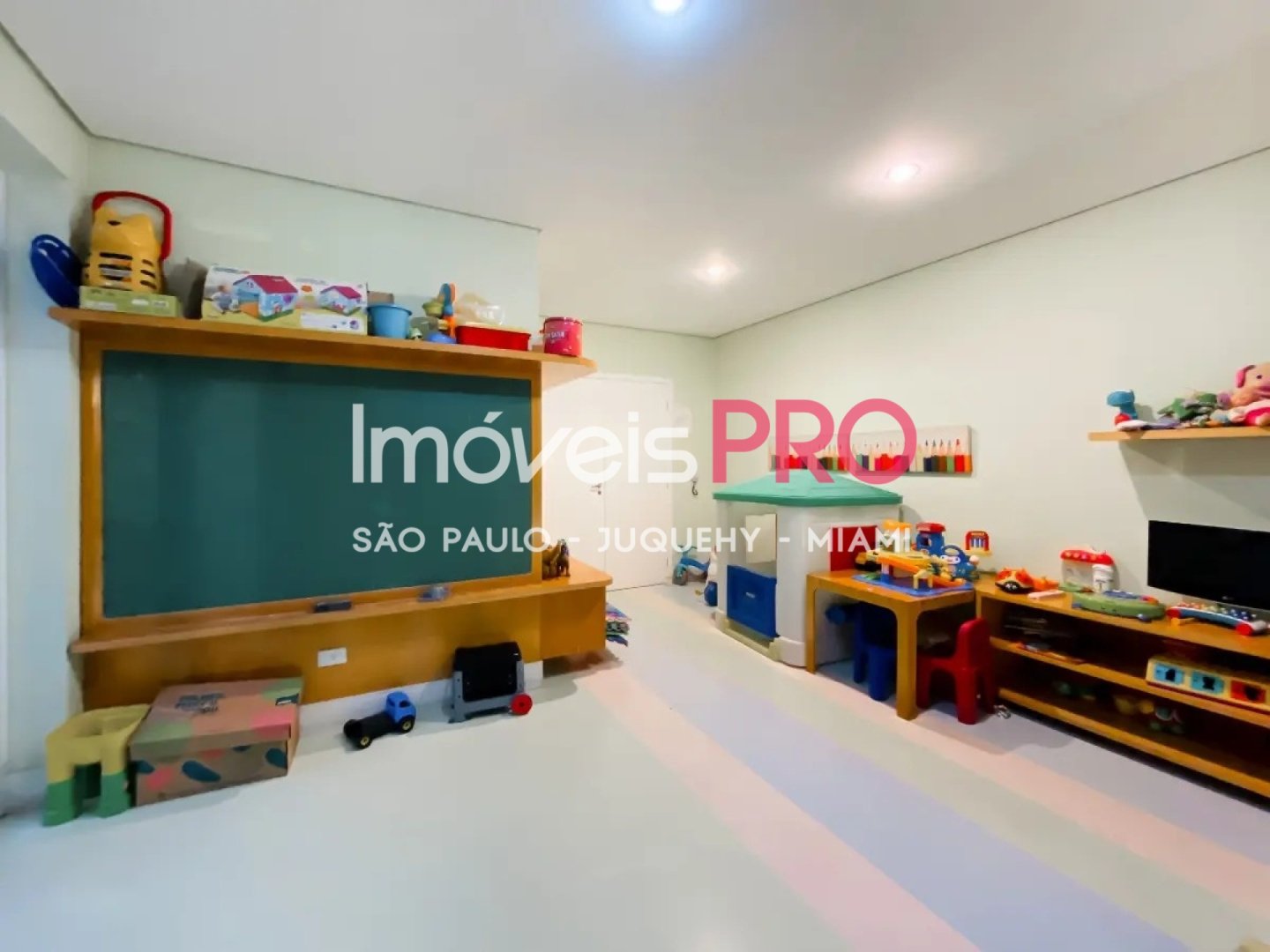 Foto :: https://assets.imoveispro.com.br/thumb/IP40629/apartamento-venda-vila-mariana_IP40629_35_1920x1080.jpg?