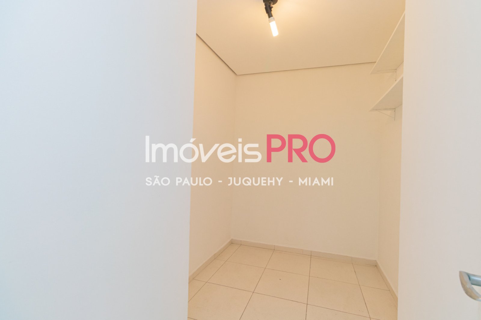 Foto :: IP40663