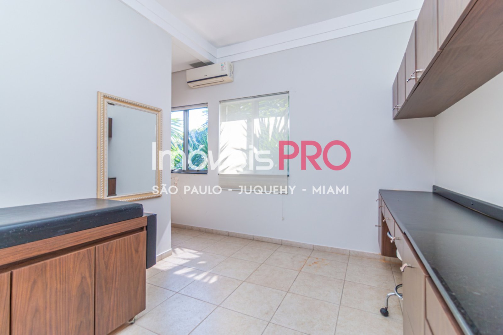 Foto :: https://assets.imoveispro.com.br/thumb/IP40735/casa-venda-indianopolis_IP40735_35_1920x1080.jpg?