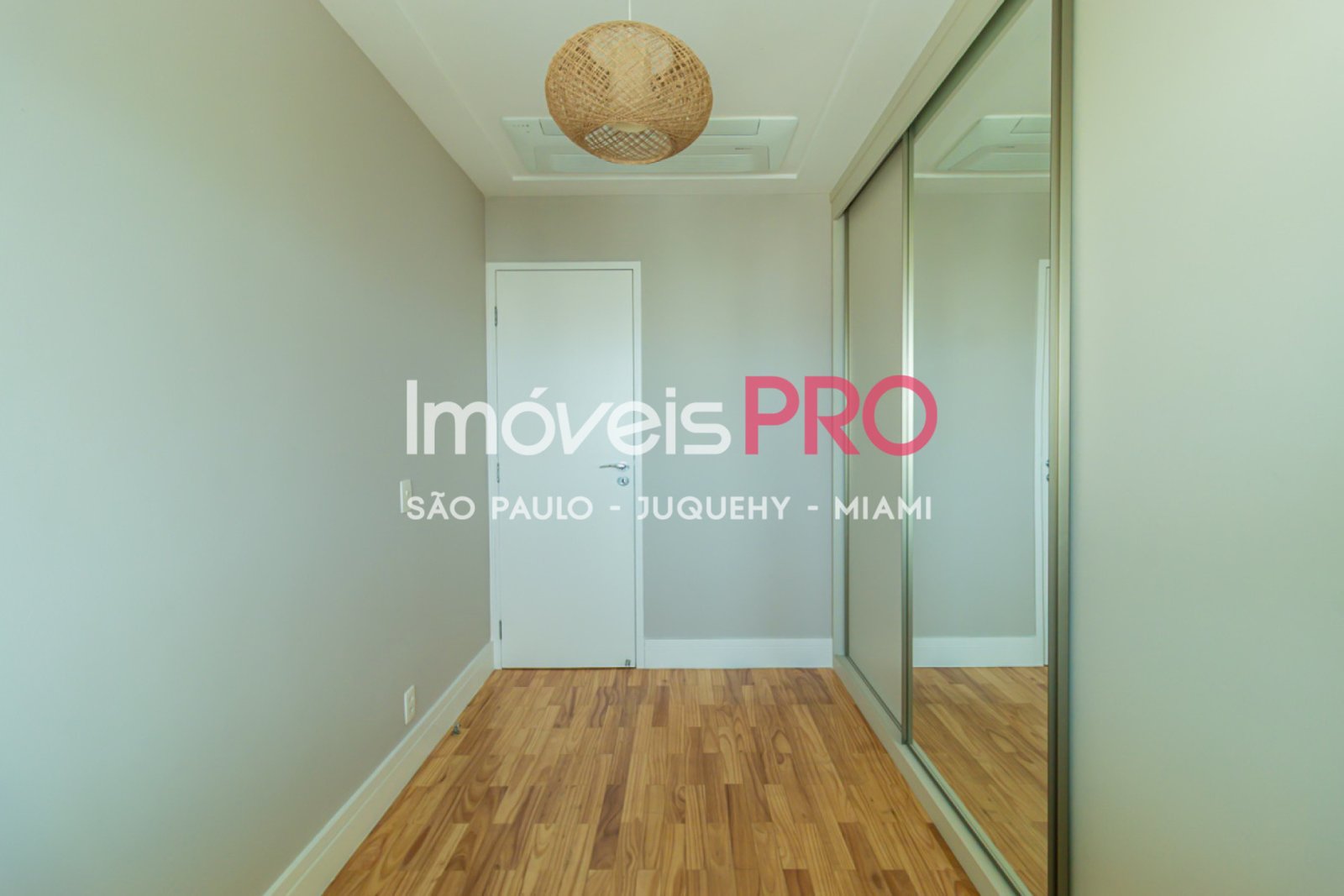 Foto :: https://assets.imoveispro.com.br/thumb/IP8244/apartamento-venda-moema_IP8244_41_1920x1080.jpg?