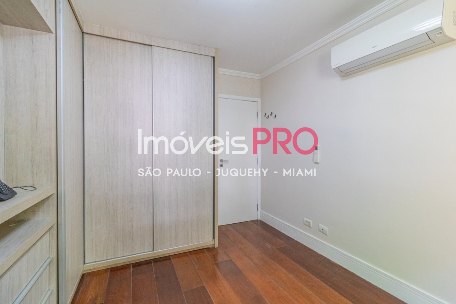 Foto :: https://assets.imoveispro.com.br/thumb/IP833/apartamento-venda-itaim-bibi_IP833_11_1920x1080.jpg?